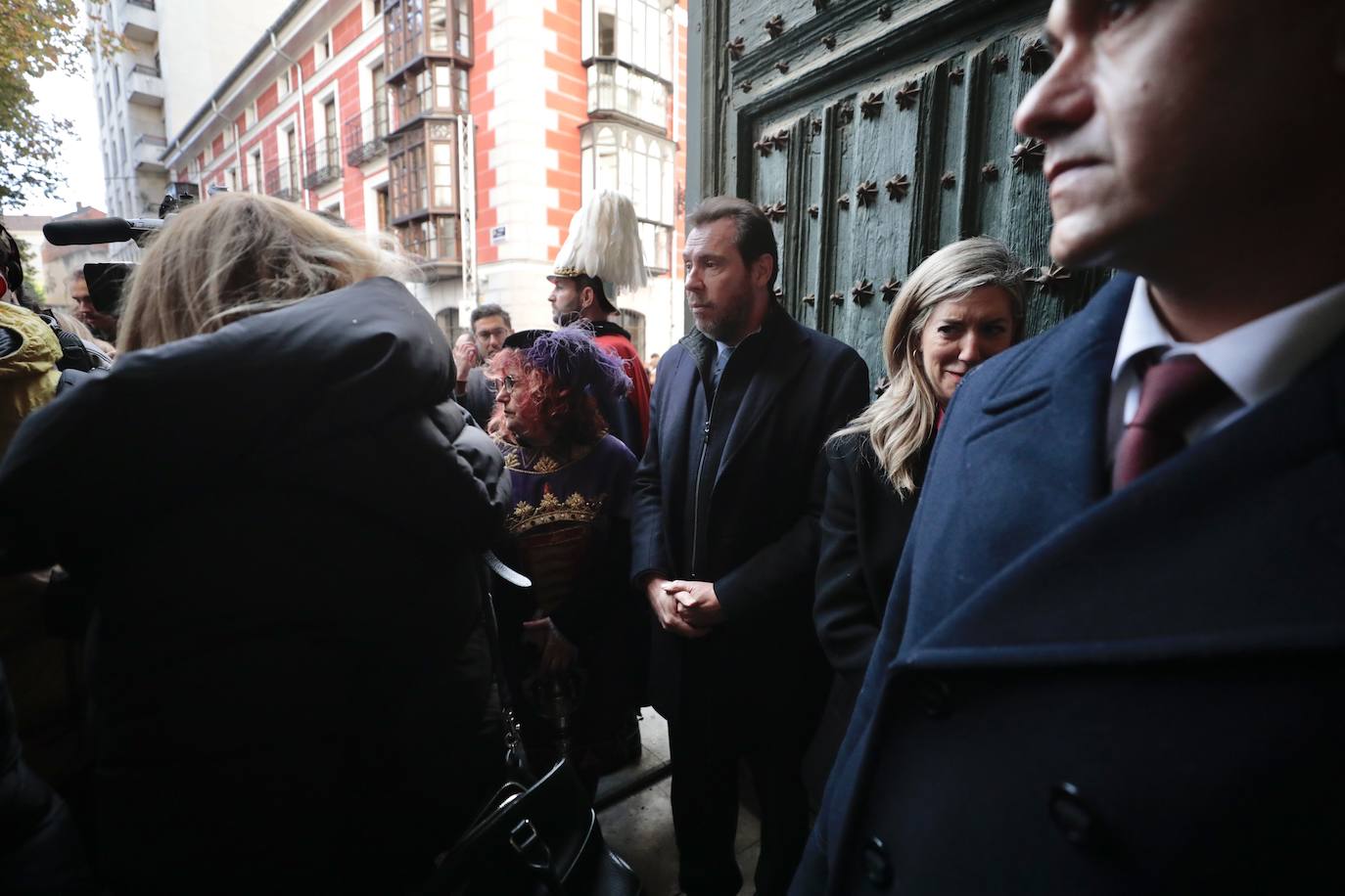 Óscar Puente, ministro de Transportes, en la entrada de la Catedral junto a la concejala Irene Carvajal.