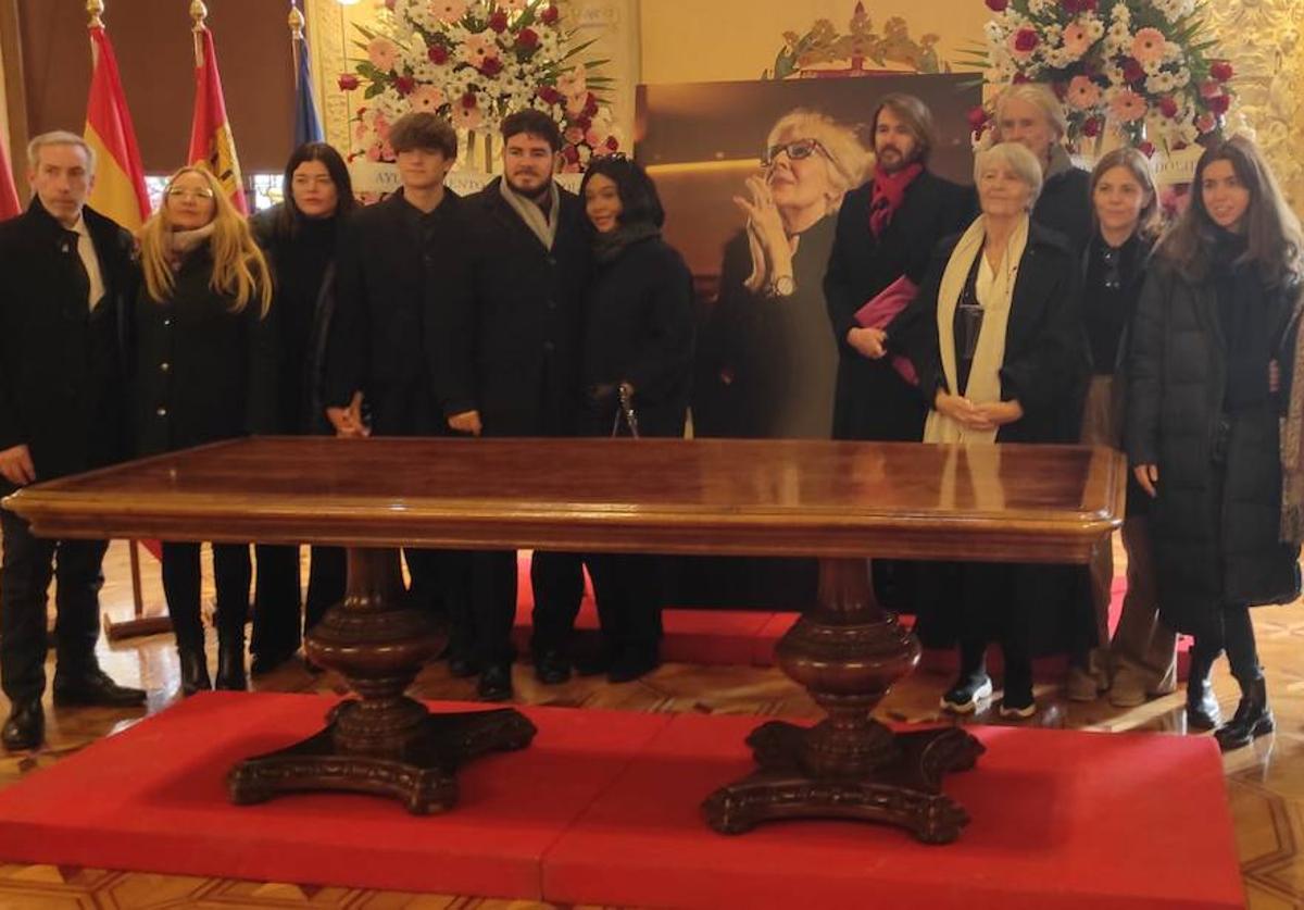 Imagen principal - La familia de Concha Velasco, finalizada la firma en el libro de condolencias. Debajo, los maceros del Ayuntamiento, José Luis Ortega y Olga Burredo, y colas minutos antes de que se cerraran las puertas.