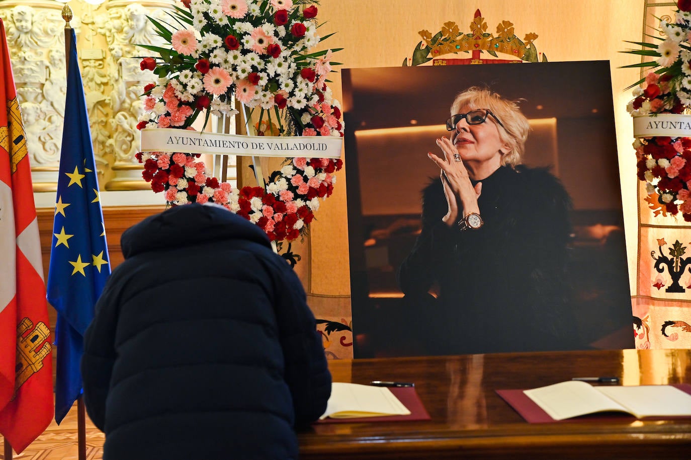 Un ciudadano de Valladolid firma el libro de condolencias ante una fotografía de Concha Velasco.