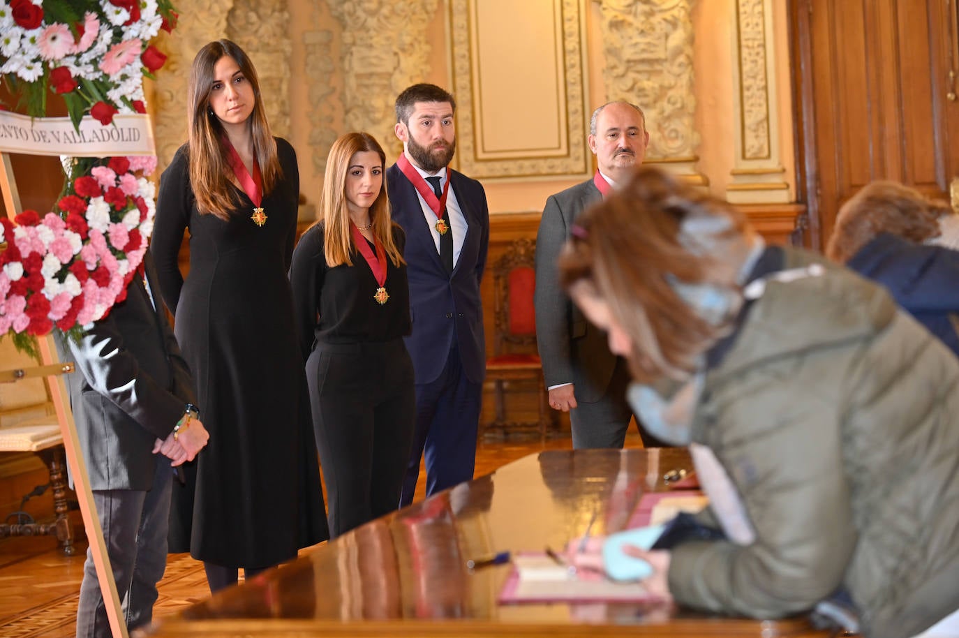 Blanca Jiménez, Carolina del Bosque, Francisco Blanco y Alberto Cuadrado, concejales del Ayuntamiento de Valladolid, observan cómo varios ciudadanos firman en el libro de condolencias instalado en dependencias municipales.