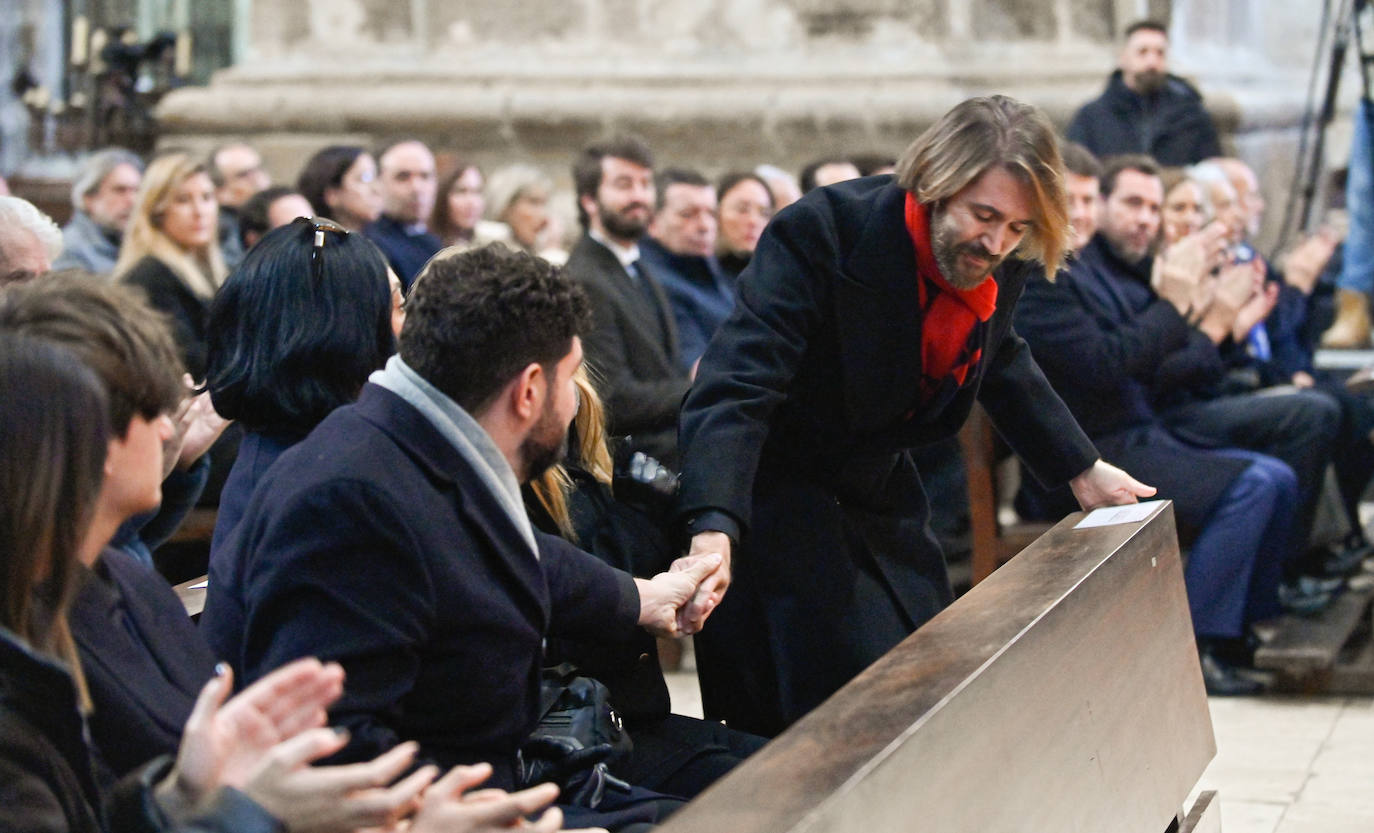 Los hijos de Concha Velasco, Paco Marsó y Manuel Velasco, se dan la mano durante el funeral.