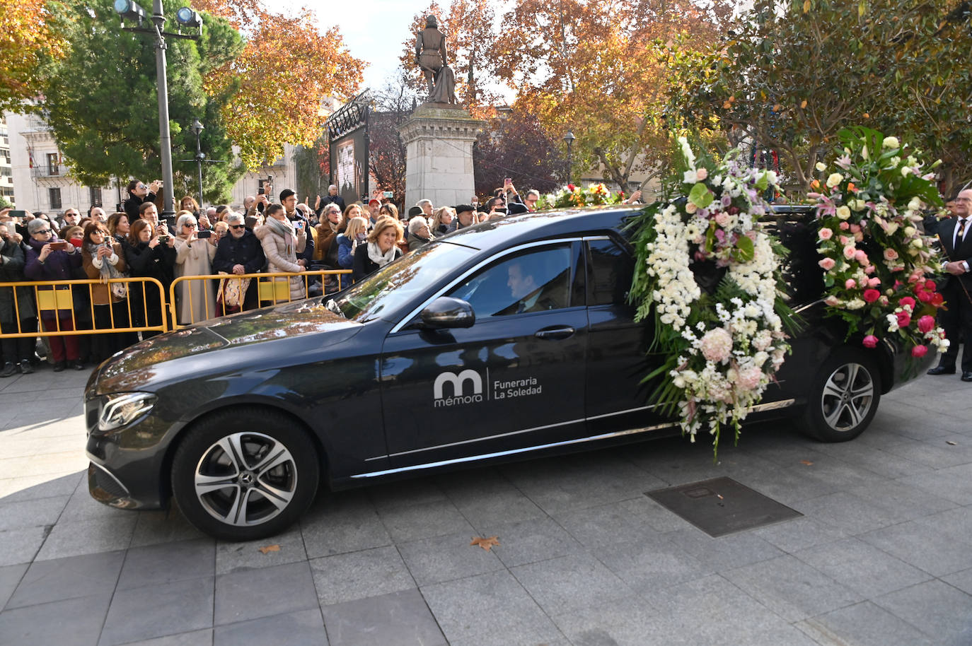 El coche fúnebre con los restos mortales de Concha Velasco sale de la Catedral de Valladolid.