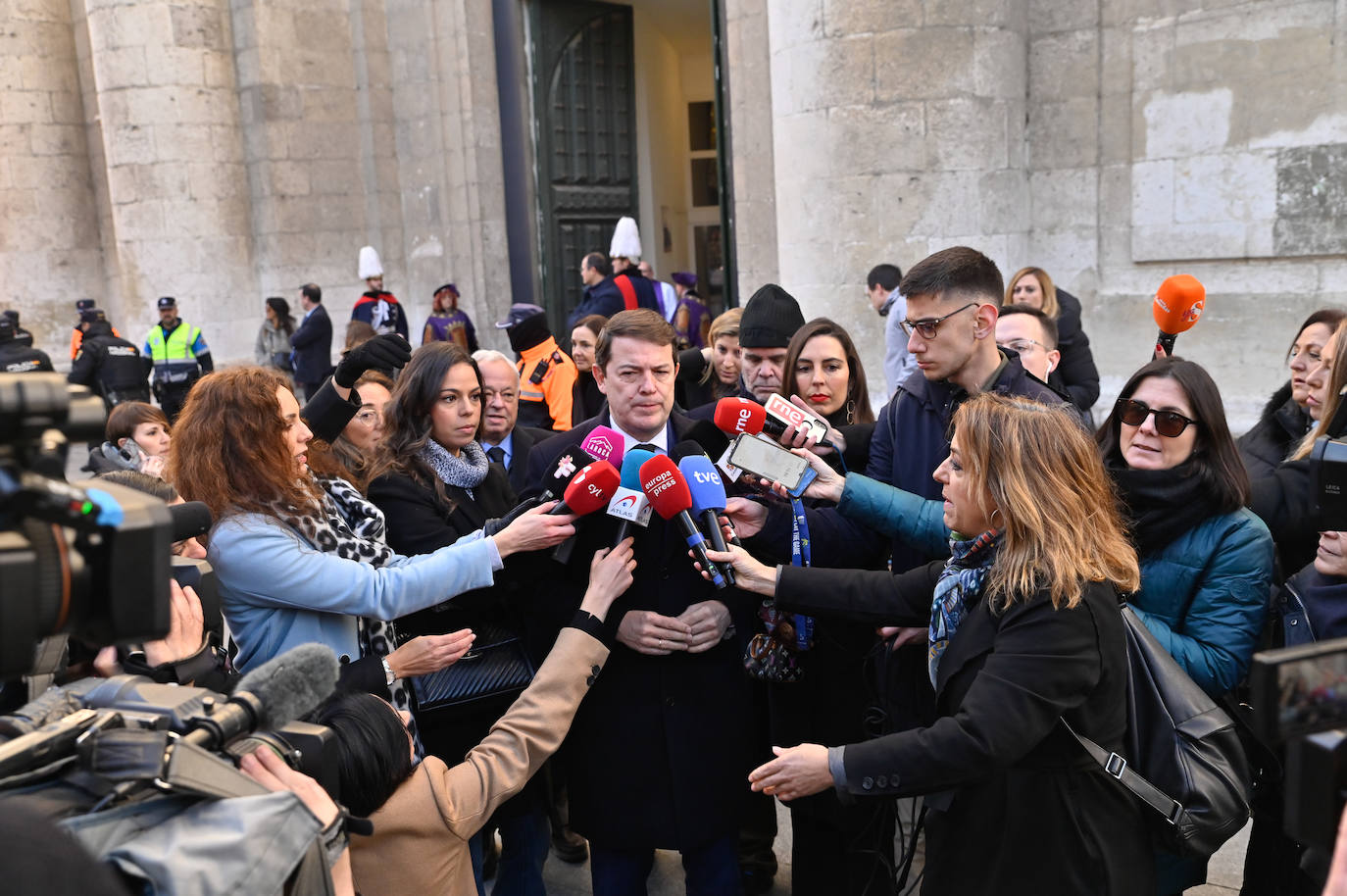 Alfonso Fernández Mañueco, presidente de la Junta de Castilla y León, atiende a los medios de comunicación ante las puertas de la Catedral de Valladolid.