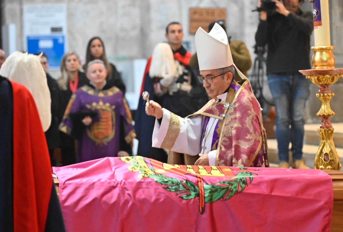 El arzobispo Luis Argüello bendice el féretro de Concha Velasco, cubierto con la bandera de la ciudad de Valladolid.