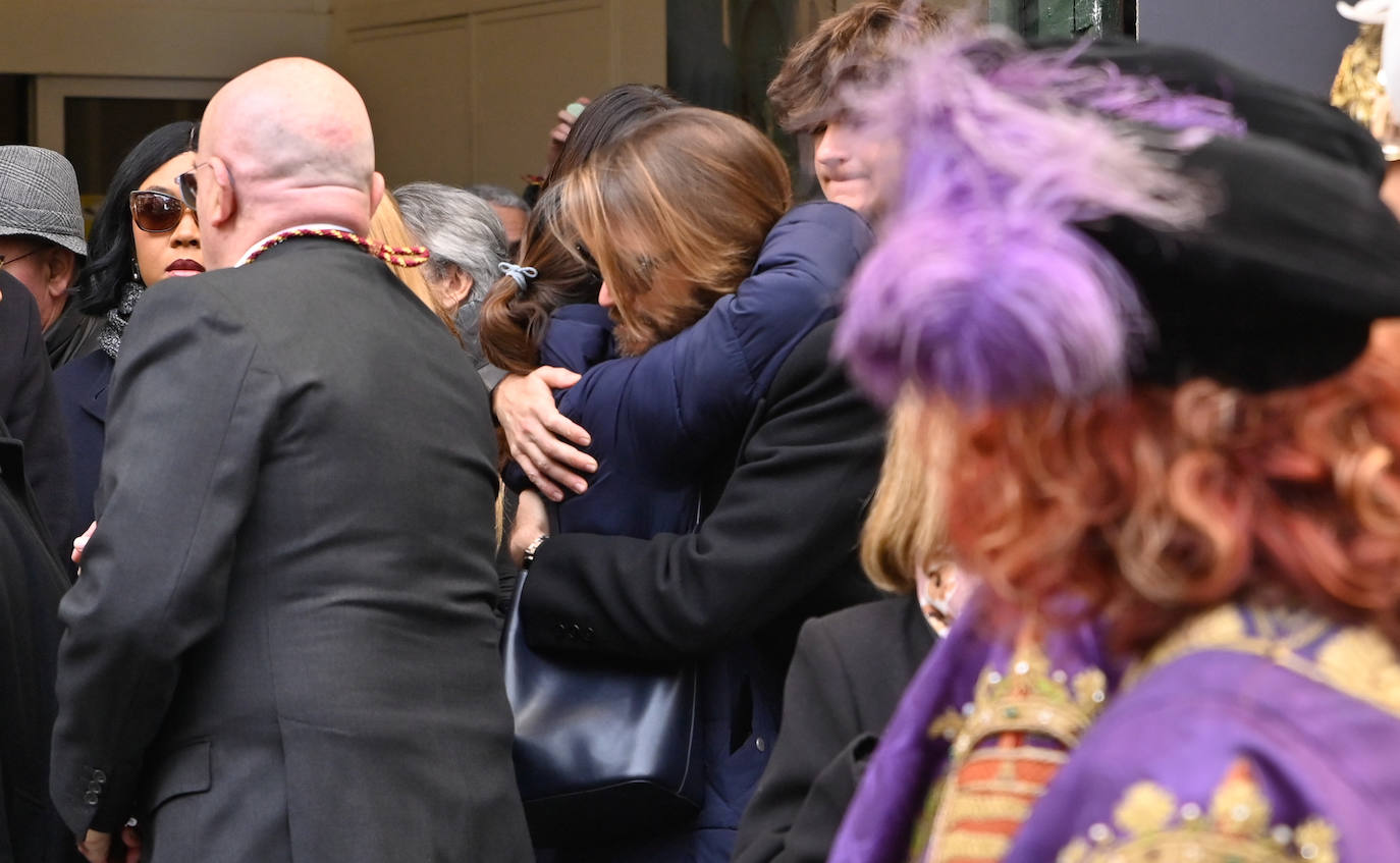 El hijo de Concha Velasco, Manuel Velasco, recibe las condolencias por el fallecimiento de su madre.