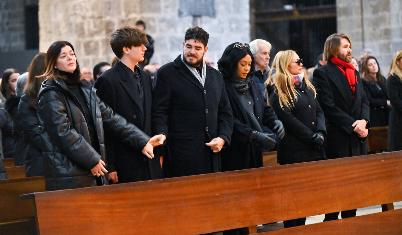 La familia de Concha Velasco, emocionada durante la misa funeral.