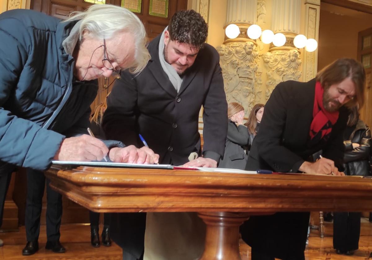 El hermano de Concha Velasco, Manuel, y sus hijos, Paco y Manuel, firman en el libro de condolencias.