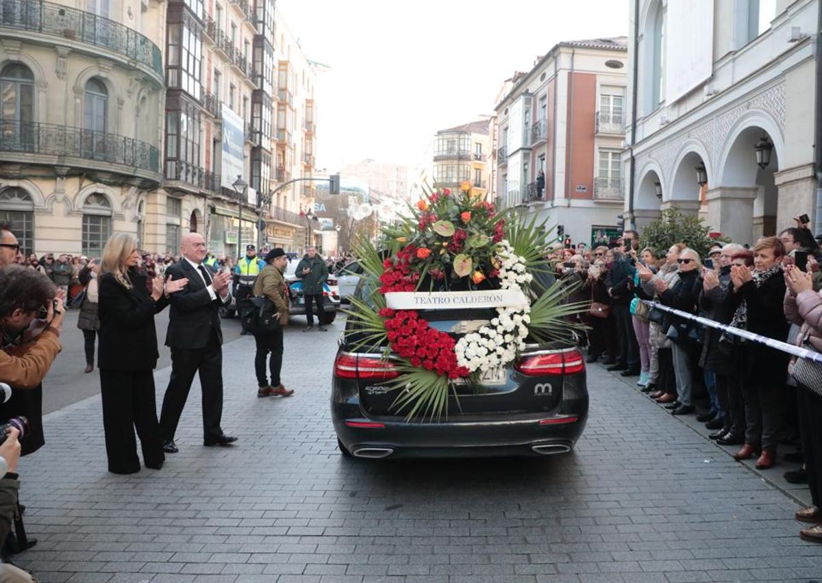 Imagen secundaria 1 - En la imagen superior, Teófilo Labajos y su esposa, Dolores Vega, esperando al cortejo fúnebre. A la izquierda, vecinos y autoridades aplauden al paso de los restos de Concha Velasco frente al teatro Calderón. Sobre estas líneas, dos mujeres depositan flores en la placa conmemorativa.