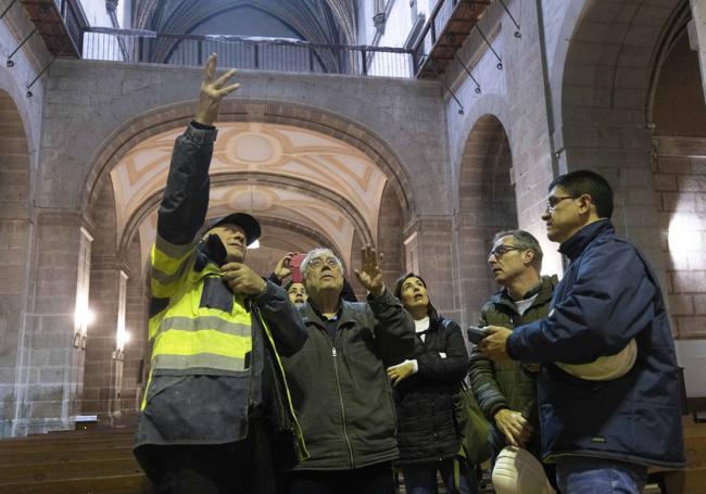 Los técnicos estudian el estado de la estructura del templo.