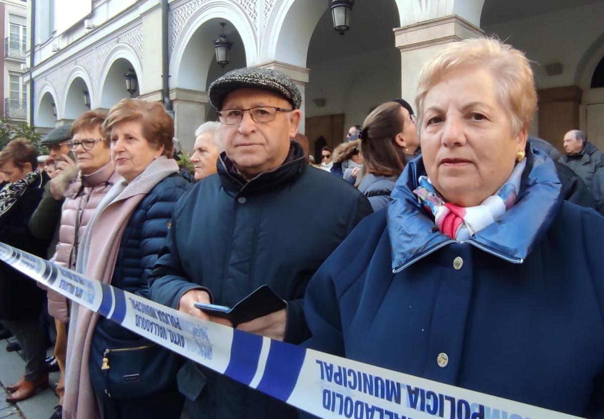 Imagen principal - En la imagen superior, Teófilo Labajos y su esposa, Dolores Vega, esperando al cortejo fúnebre. A la izquierda, vecinos y autoridades aplauden al paso de los restos de Concha Velasco frente al teatro Calderón. Sobre estas líneas, dos mujeres depositan flores en la placa conmemorativa.