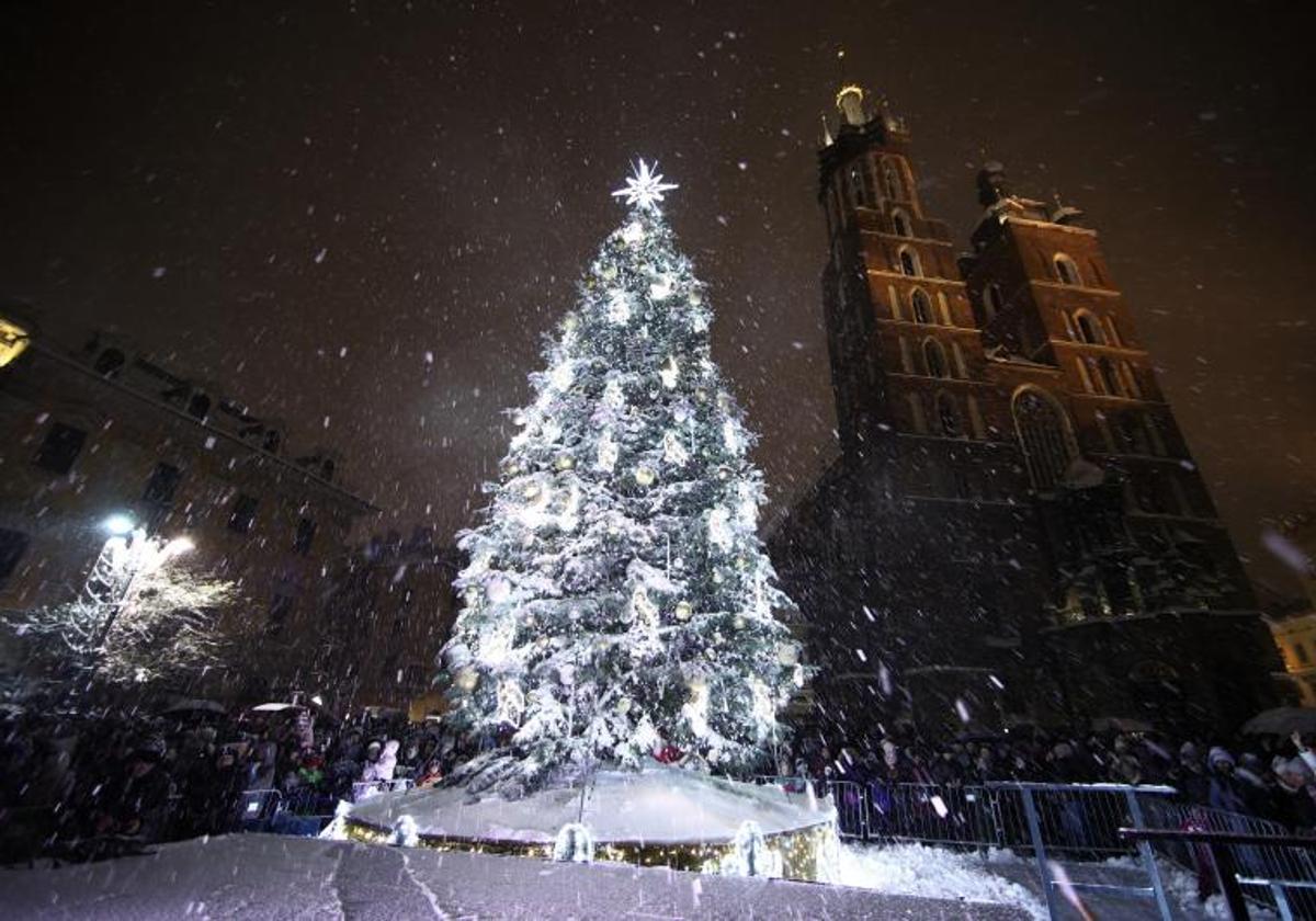 Inauguración del árbol de Navidad en Cracovia, Polonia, uno de los destinos de los vallisoletanos este puente.