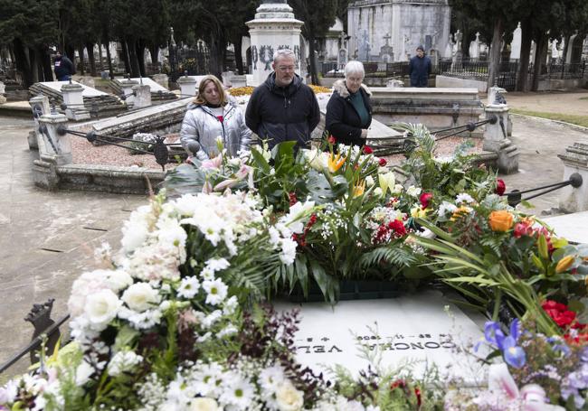 Yolanda, José Antonio y Rosa, frente a la tumba de la actriz.