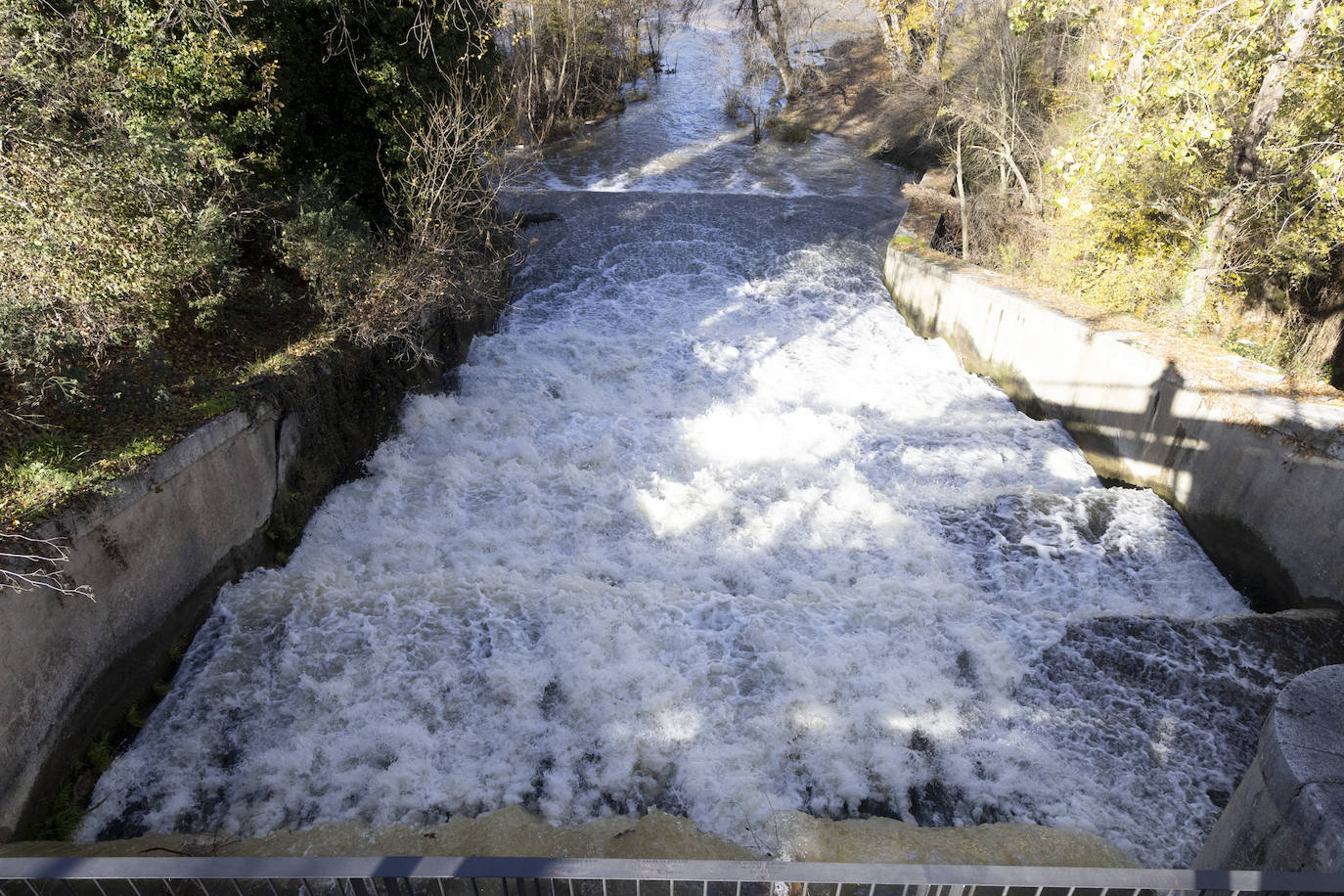 Crecida del río Esgueva por el paseo del Cauce