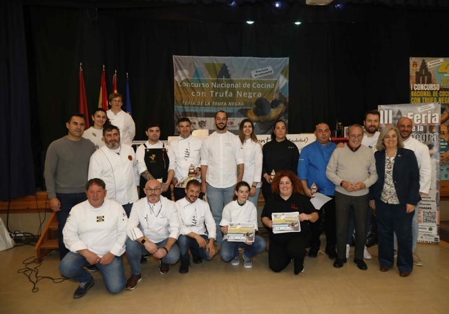 Foto de familia de los concursantes con el jurado y la organización del certamen.