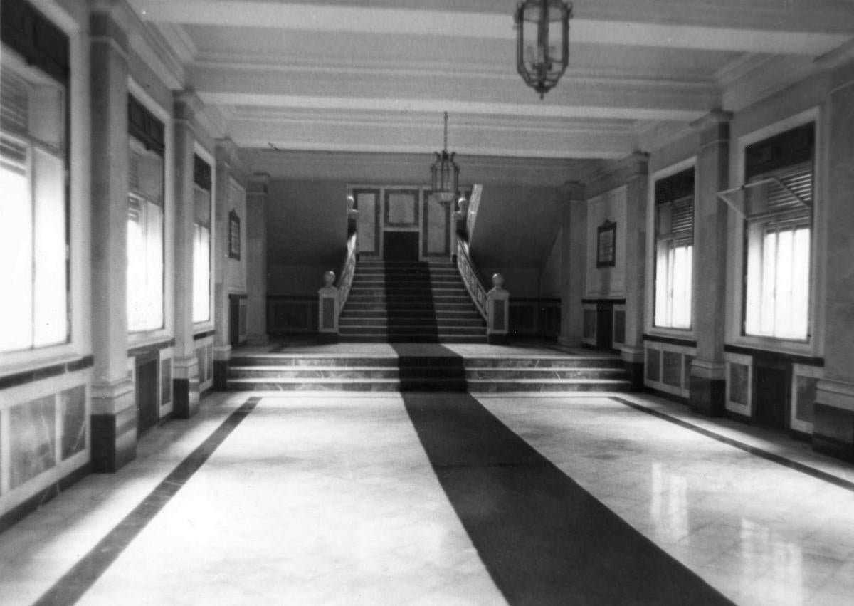 Imagen secundaria 1 - Interior y exterior del Palacio de Justicia de Valladolid en los años ochenta.