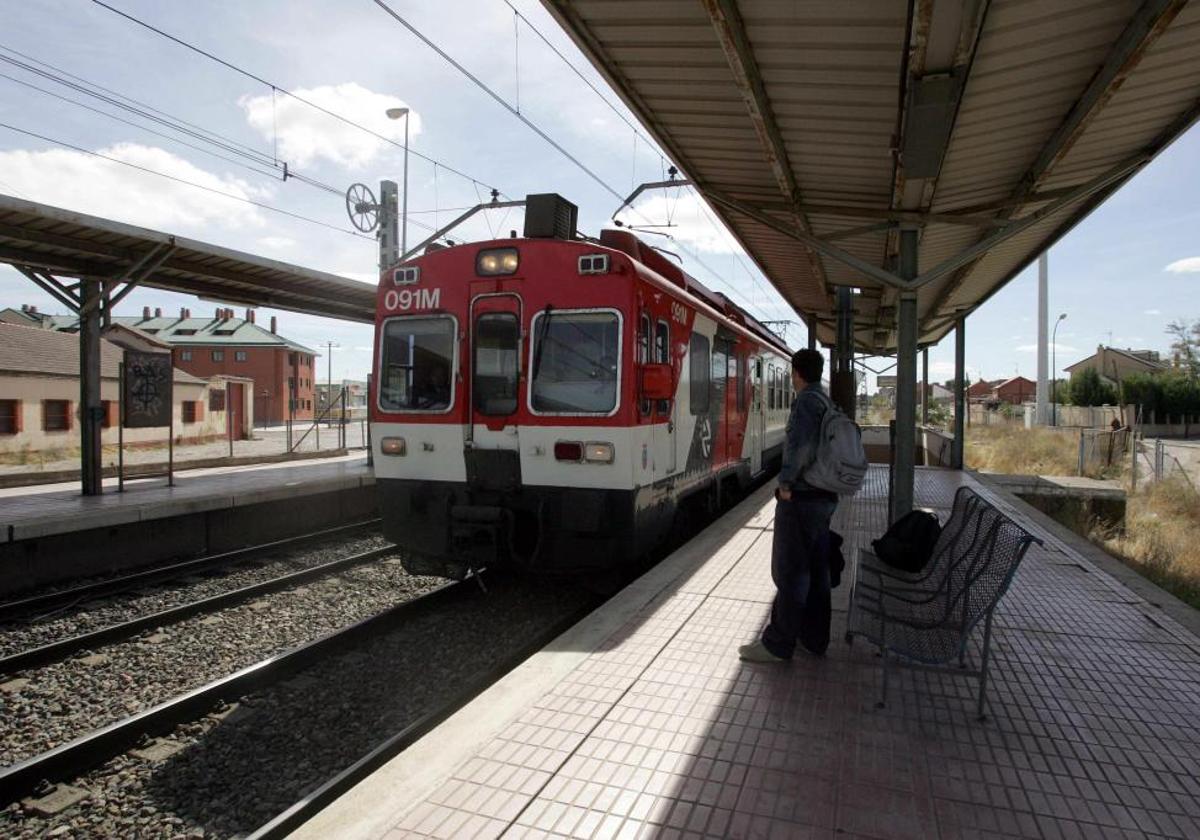 Un tren de Cercanías en el Apeadero de la Universidad.