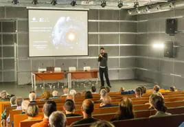 Guillermo López-Reyes imparte una de las conferencias sobre astronomía.