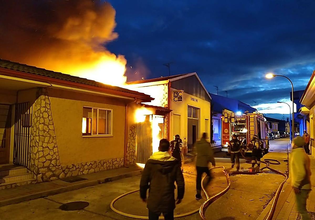 Los Bomberos trabajan en el garaje que se ha incendiado.