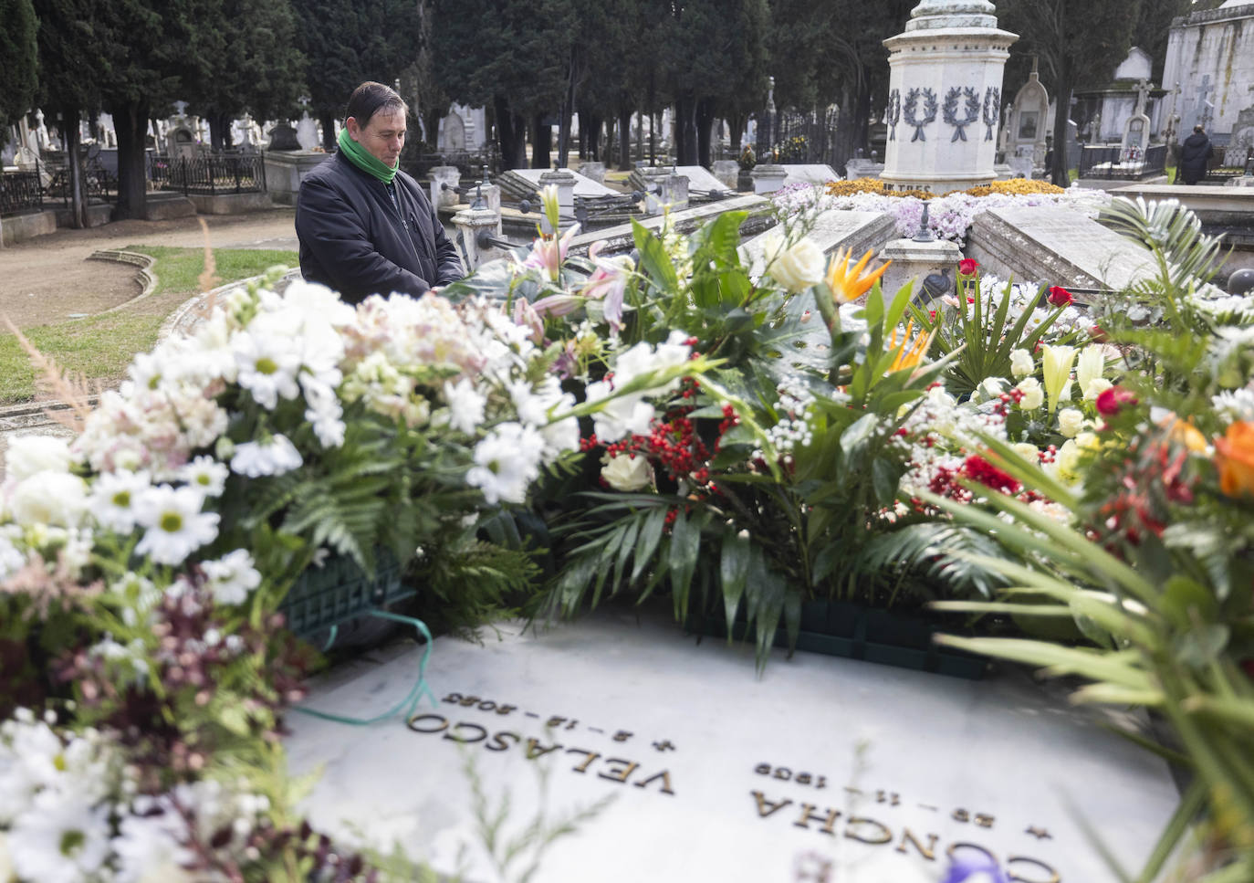 Decenas de personas acuden al cementerio del Carmen para visitar la sepultura de Concha Velasco