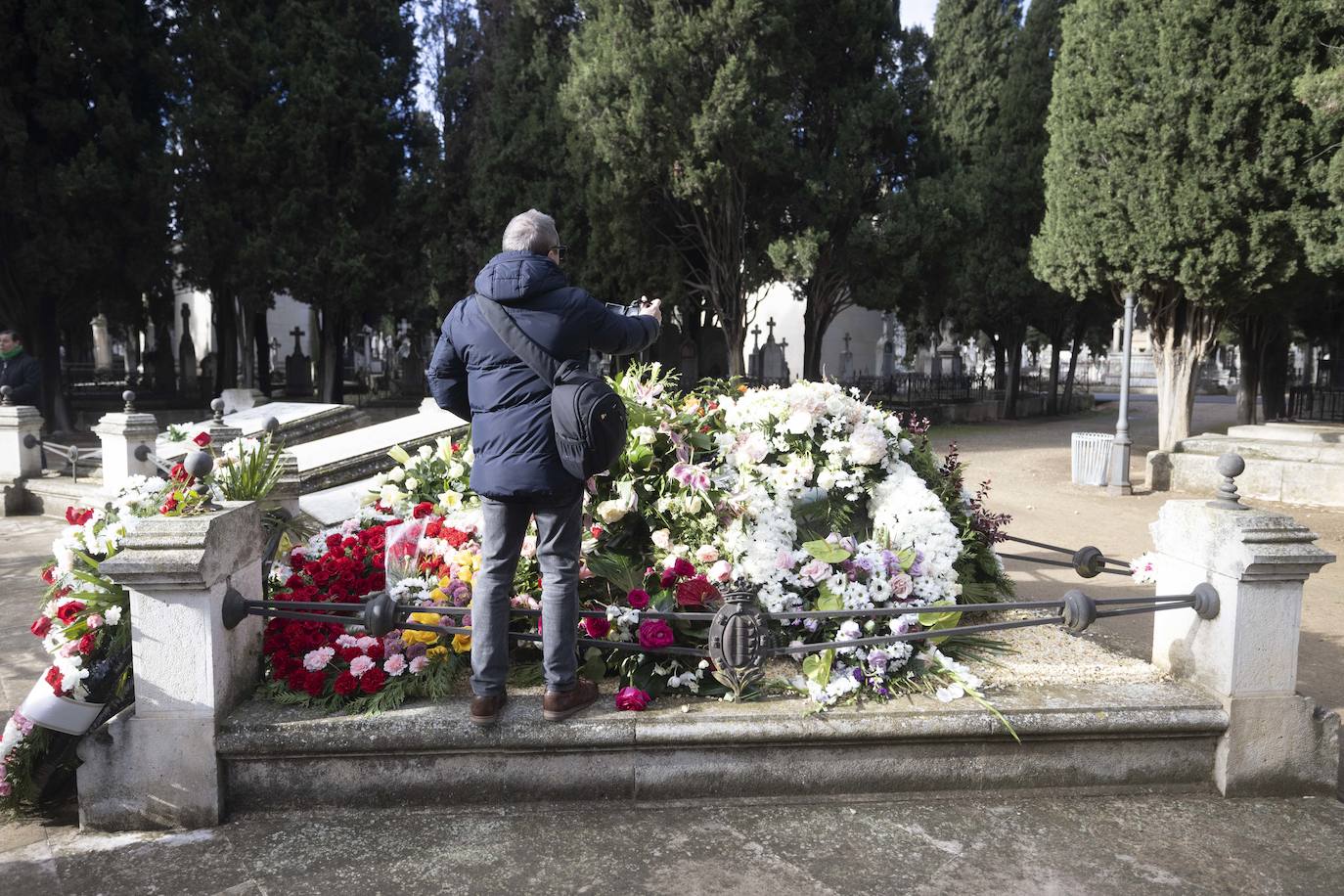 Decenas de personas acuden al cementerio del Carmen para visitar la sepultura de Concha Velasco