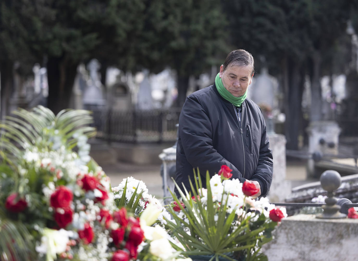 Decenas de personas acuden al cementerio del Carmen para visitar la sepultura de Concha Velasco