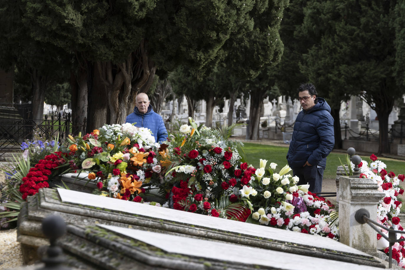 Decenas de personas acuden al cementerio del Carmen para visitar la sepultura de Concha Velasco