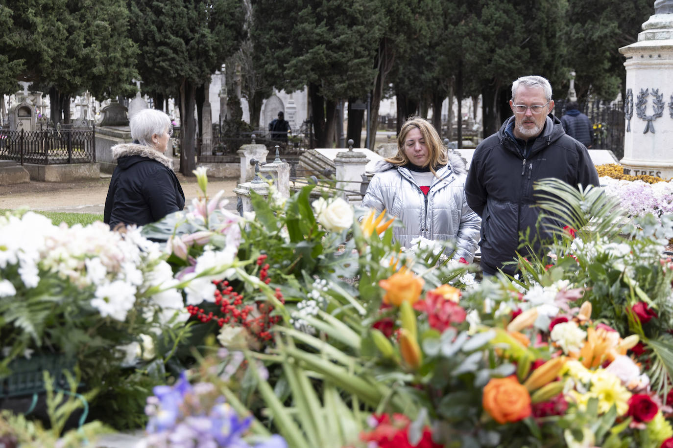 Decenas de personas acuden al cementerio del Carmen para visitar la sepultura de Concha Velasco