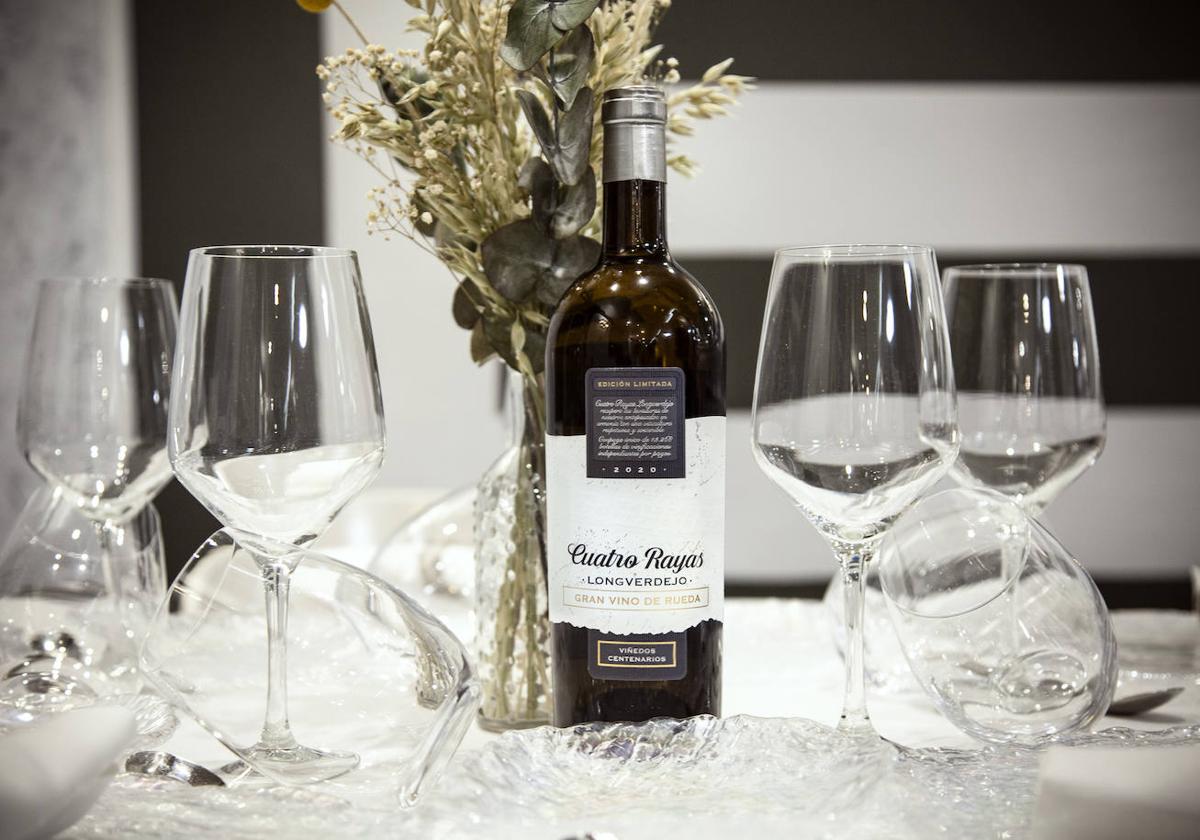Más de una veintena de premios y reconocimientos nacionales e internacionales acreditan la calidad de Cuatro Rayas Longverdejo – Gran Vino de Rueda.