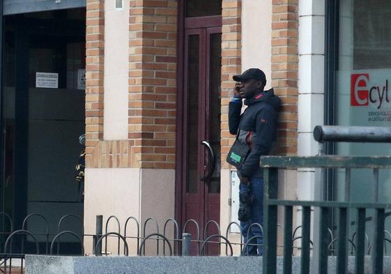 Un ciudadano extranjero aguarda a la puerta de la oficina del Ecyl en Segovia.