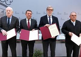 (I a D)Antonio Miguel Méndez Pozo, del Consejo de Cámaras Oficiales de Comercio, Industria y Servicios de Castilla y León, Luis Miguel González Gago, el presidente de CEOE Castilla y León, Santiago Aparicio, presidente de la CEOE Castilla y León, y el responsable de la Confederación Internacional de Casas Regionales, Fernando Guerra
