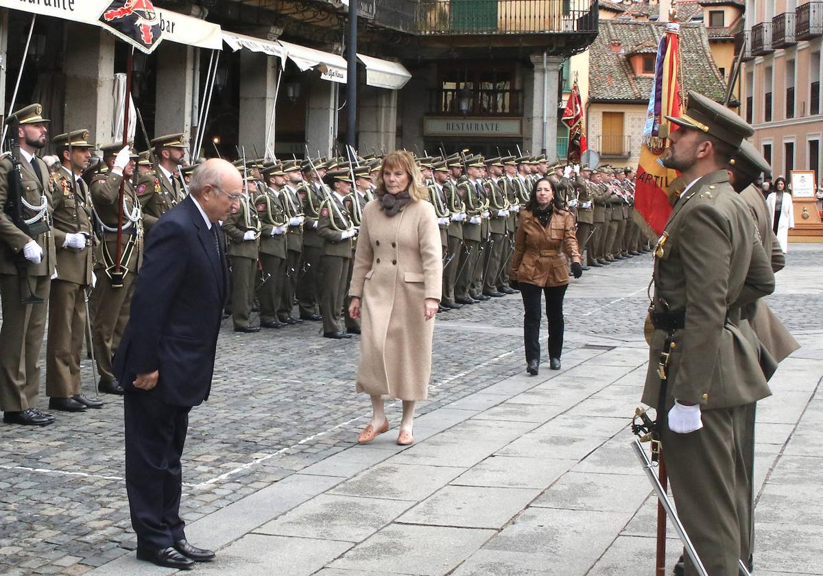 Un hombre jura lealtad al estandarte de la Academia de Artillería este lunes en la Plaza Mayor de Segovia.