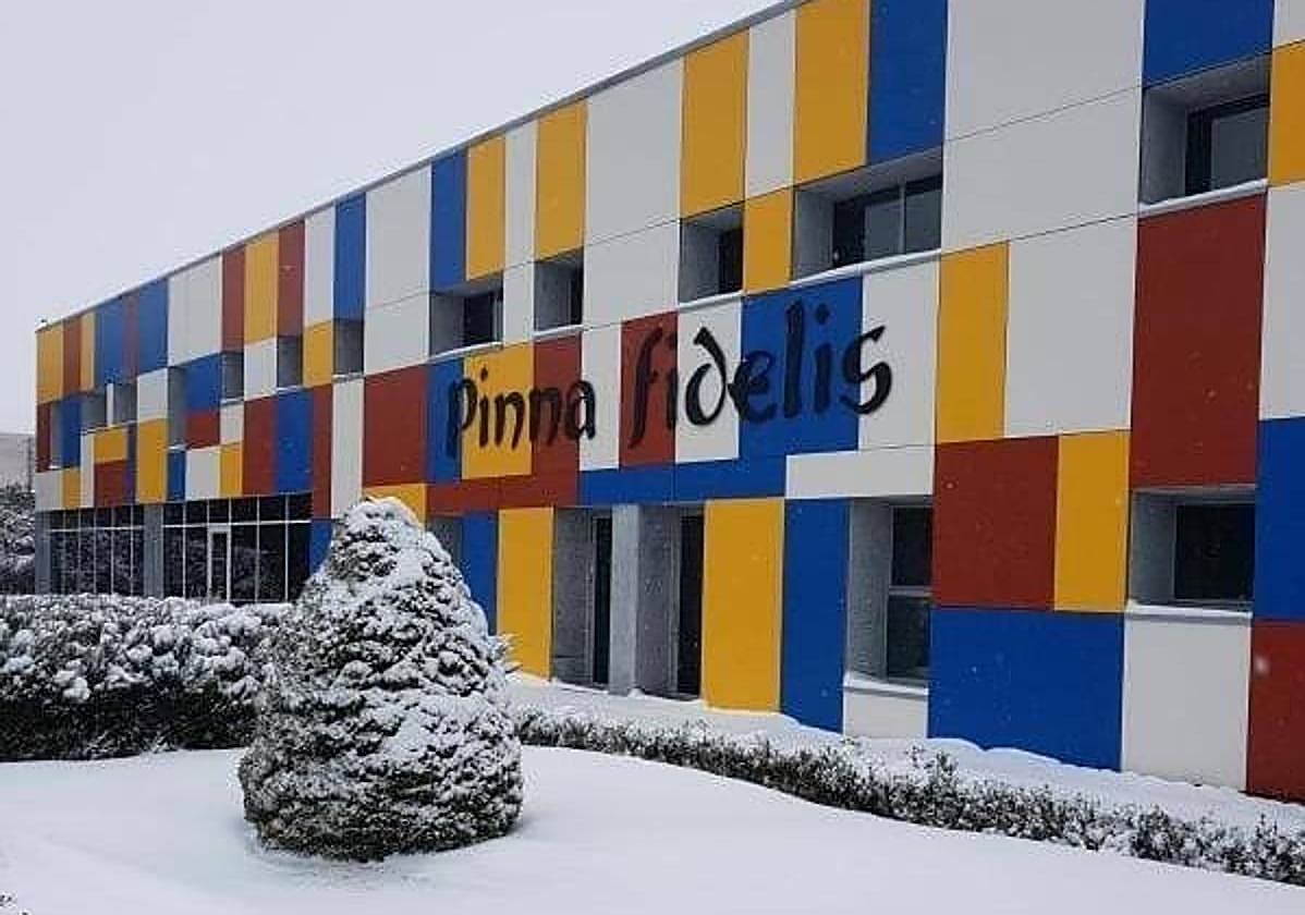 Fachada nevada de la Bodega Pinna Fidelis.