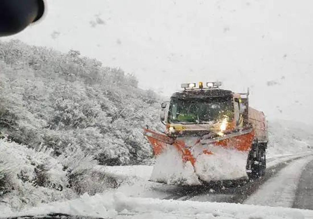 Una máquina quita la nive en la carretera de Brañosera.