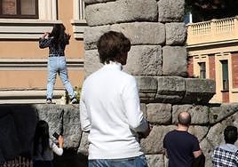 Una joven subida al Acueducto en la plaza de Día Sanz, en una imagen de archivo.