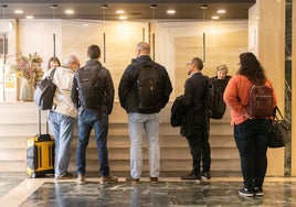 Turistas a la llegada de un hotel en Valladolid.