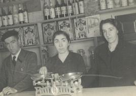 Ángel, Elvira y Carmen, en 1940, en la confitería de Paulino Esteban en Pedrajas de San Esteban.