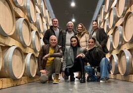 El grupo de amigas posan en el dormitorio de barricas de la bodega ribereña.