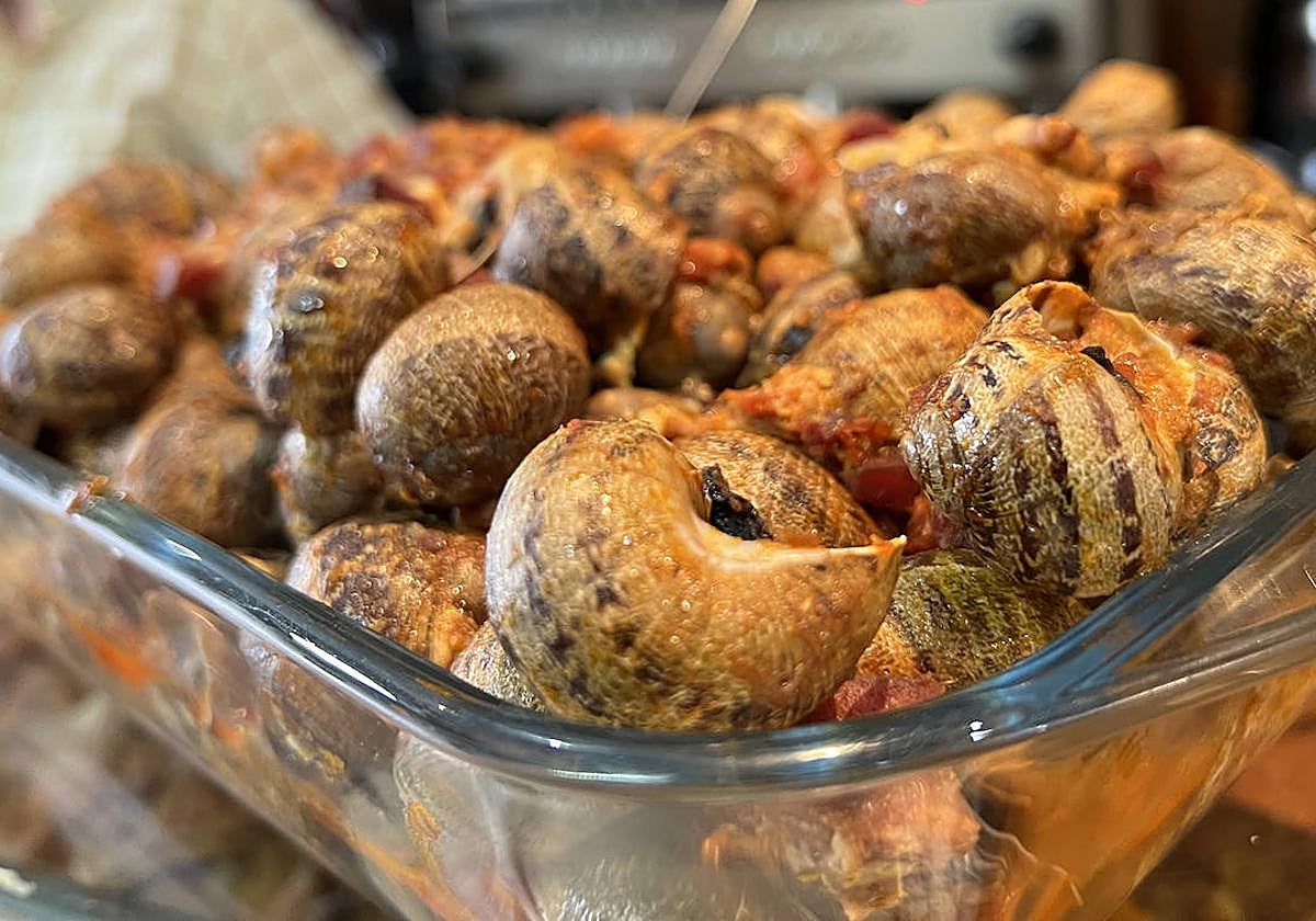 Guiso de caracoles en un bar.