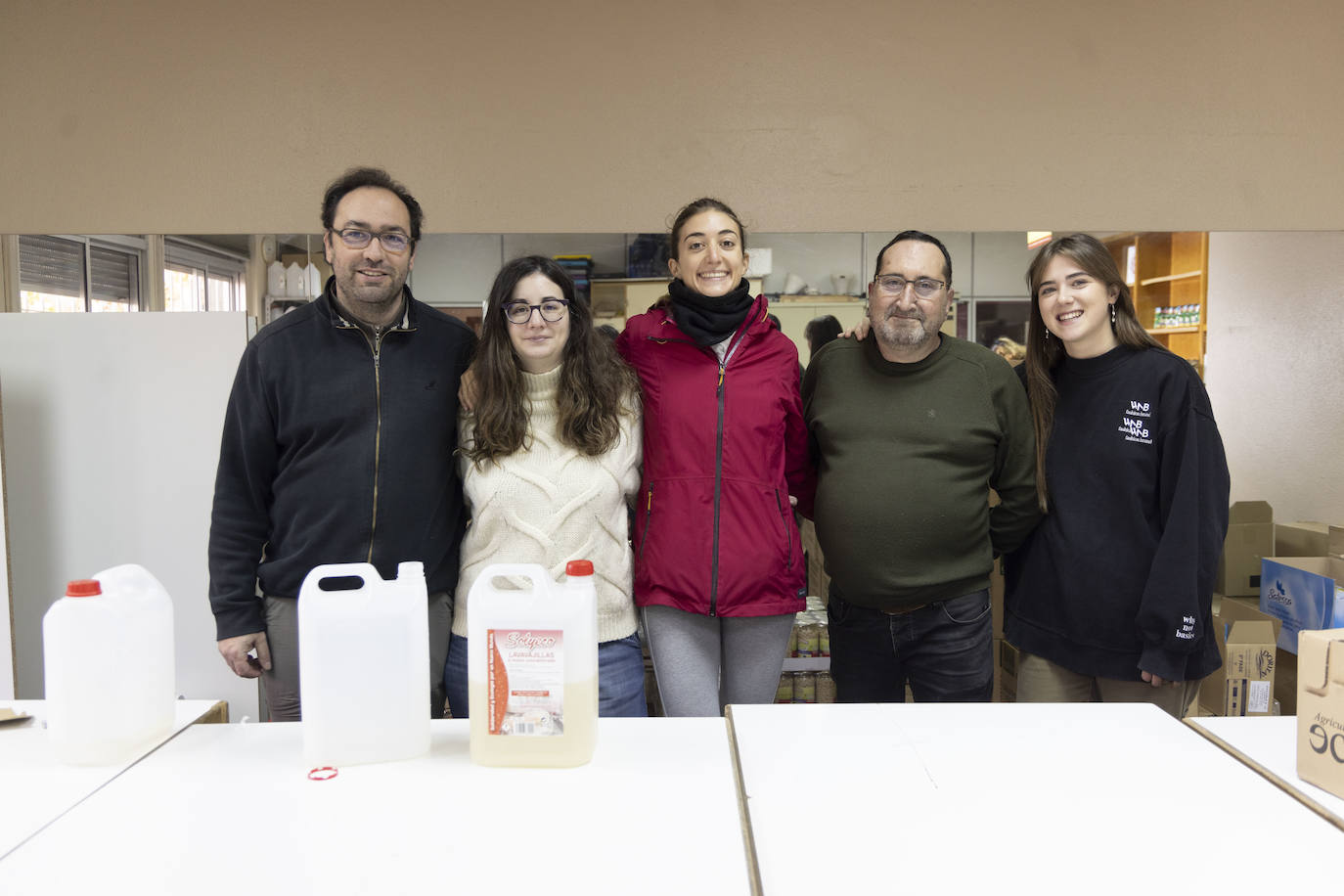 Tasio, Carmen, Helena, Tasio y Raquel, trabajadores y voluntarios de Entrevecinos.