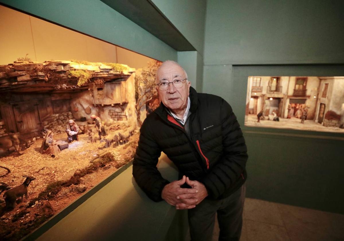 El maestro belenista José María Villa junto a dos escenas de su montaje.