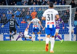 El balón se cuela en la portería del Real Valladolid, con John volviendo tras subir a rematar un saque de esquina en el minuto 95, para la derrota final por 3-1 ante el Espanyol.