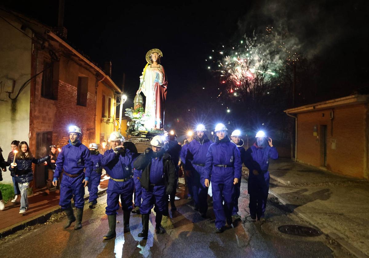 Desfile nocturno de Santa Bárbara en Barruelo.