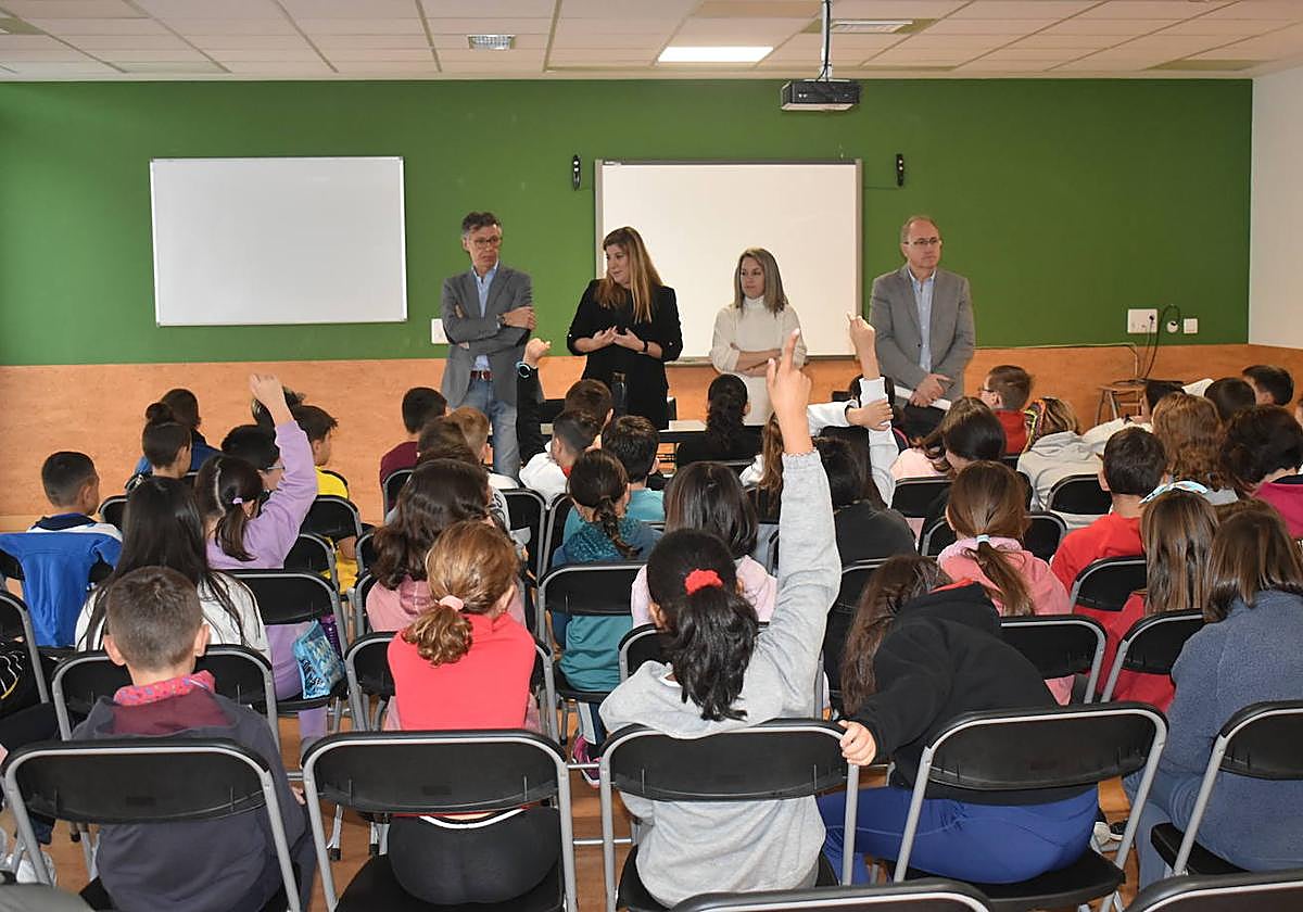 La delegada territorial de la Junta durante su visita al colegio cigaleño.