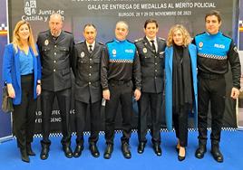 Los policías de Laguna de Duero condecorados junto a las autoridades.