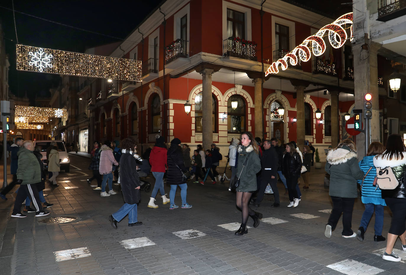 Las luces ya iluminan la Navidad en Palencia