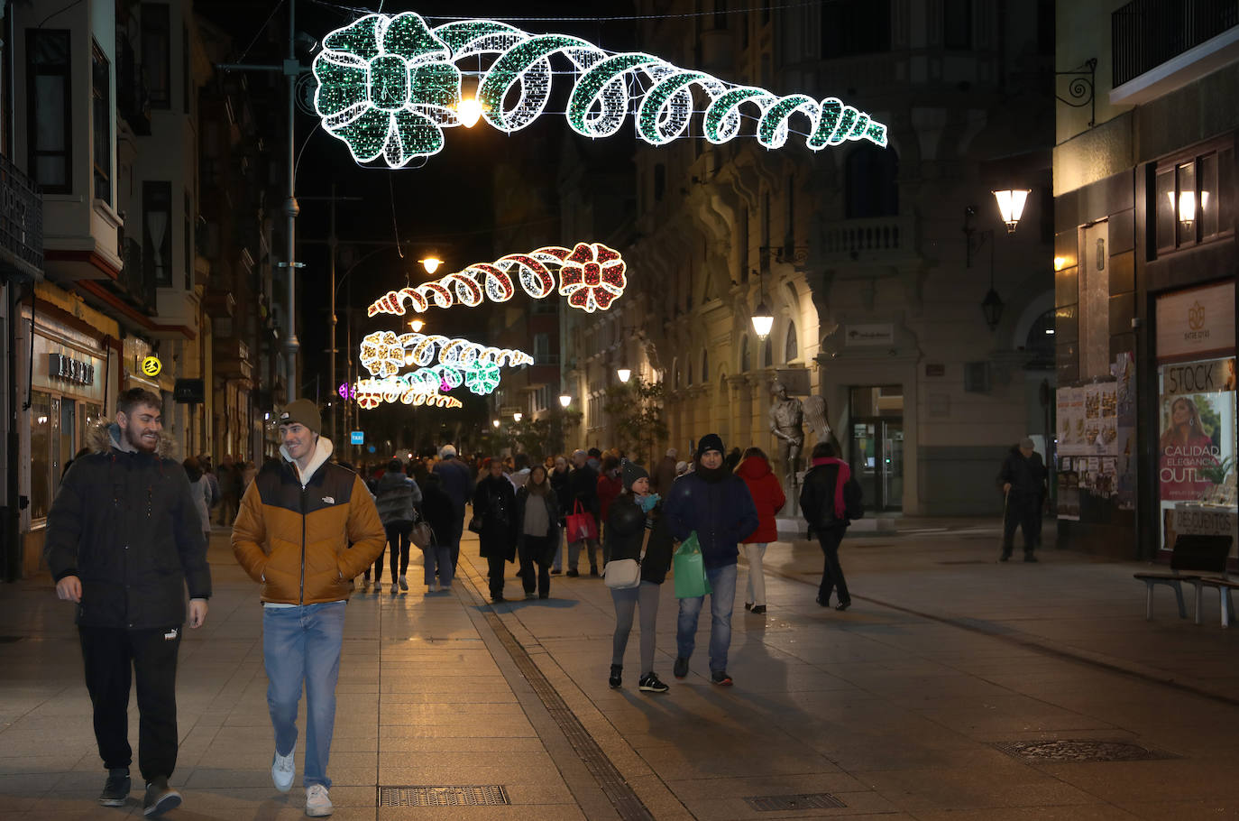 Las luces ya iluminan la Navidad en Palencia