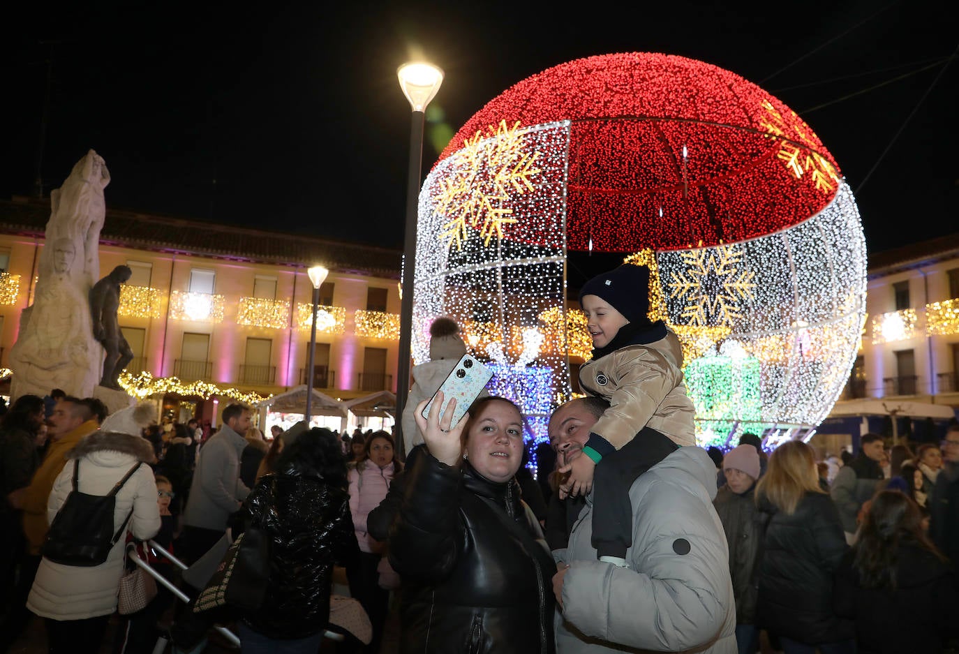 Las luces ya iluminan la Navidad en Palencia