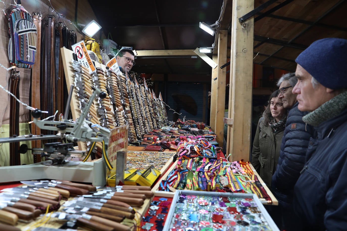 Dieciséis puestos artesanos en el mercado de Navidad