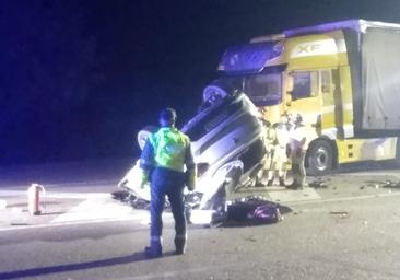 Una joven muerta en un accidente en Soria al colisionar su coche con un camión