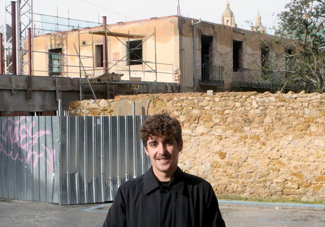 El arqueólogo segoviano y director de los trabajos, Alberto del Barrio, frente al lugar en el que se halló la necrópolis romana.